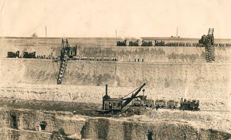 Z HISTORIE TĚŽBY UHLÍ Důl Ludvik u Chudeřic Skrývka na lomu kolem roku 1925.
