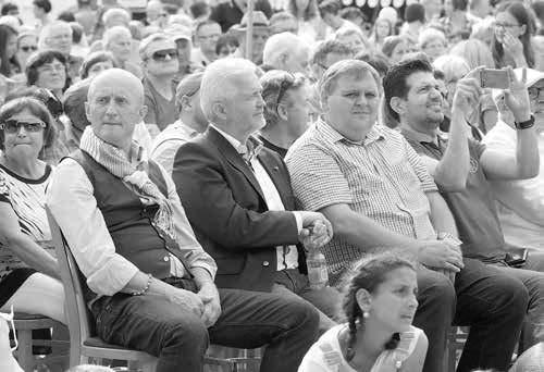 Galaprogram Světlovského bálu zahájil starosta Bojkovice Petr Viceník, slovácký senátor Ivo Valenta s dlouholetým podporovatelem festivalu Liborem Lukášem a kyperský