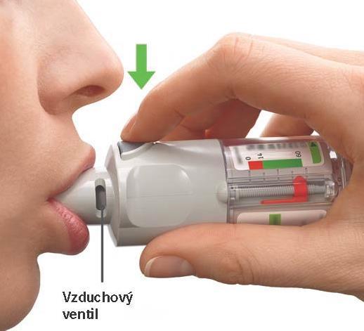 STISKNĚTE Pomalu a plně vydechněte Sevřete rty těsně kolem konce náustku, aniž byste jimi překryl(a) vzduchový ventil. Nasměřujte inhalátor směrem k zadní vnitřní části Vašeho krku.