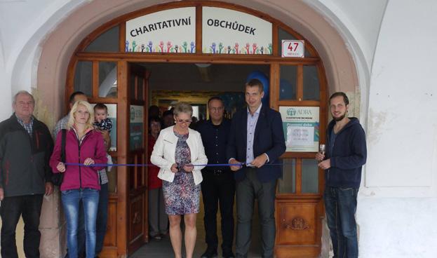 CO DALŠÍHO SE PODAŘILO OTEVŘENÍ NOVÉHO CHARITATIVNÍHO OBCHŮDKU VE SVITAVÁCH.