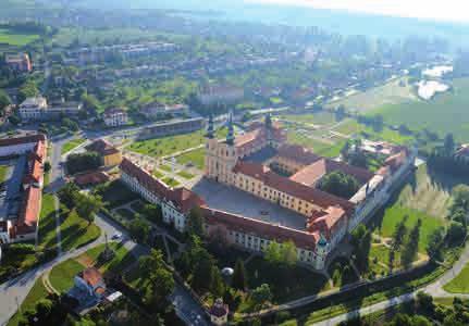 Před velehradskou radnicí ji přivítal starosta obce Aleš Mergental s hejtmanem Zlínského kraje Jiřím Čunkem.