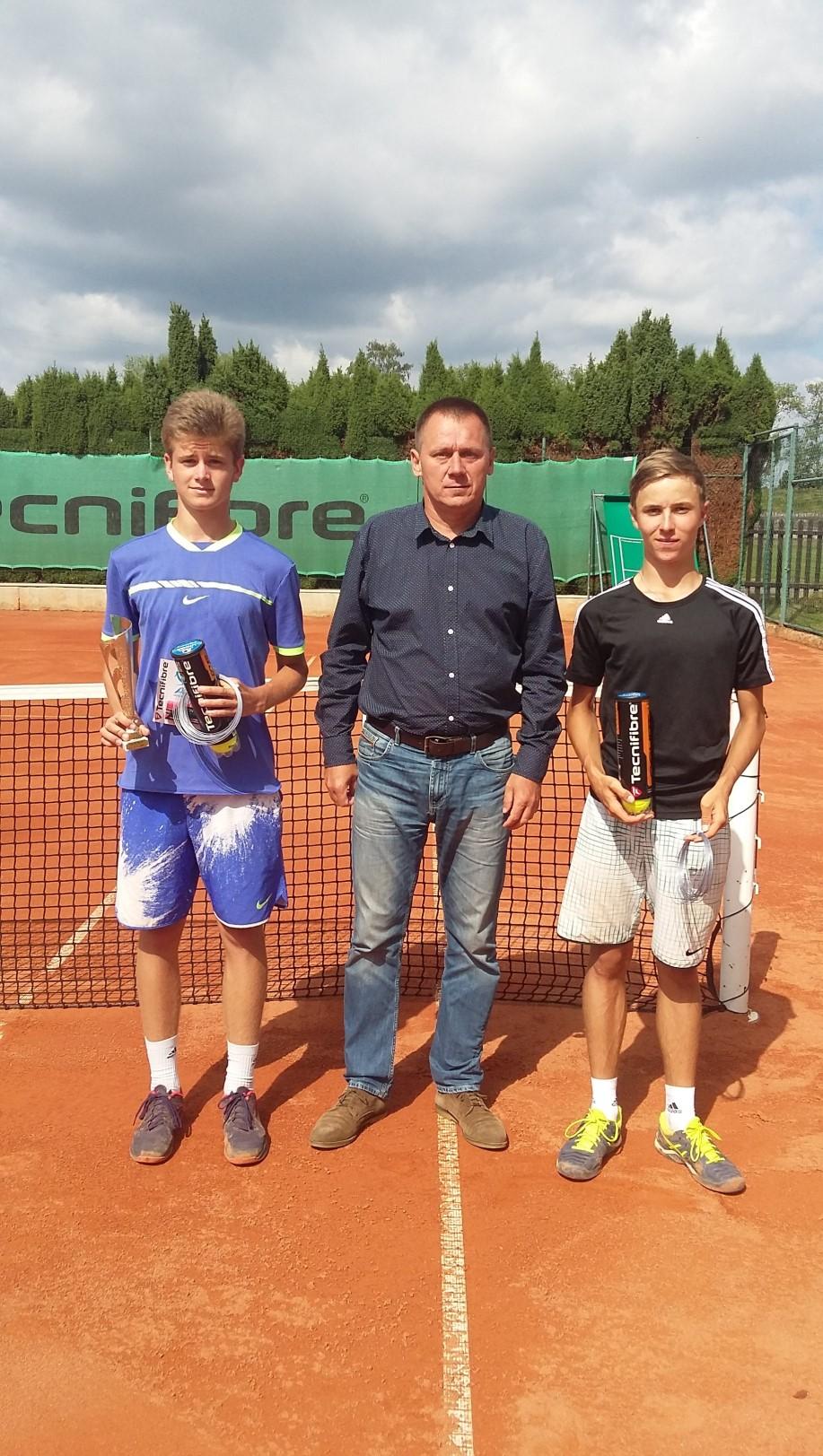 Stránka 5 TENISOVÝ KLUB STOCHOV, z. s. Celostátní turnaj DOROSTU Hned první červencový víkend uspořádal Tenisový klub Stochov, z.s. celostátní turnaj dorostu. K prezentaci se dostavilo 23 hráčů.