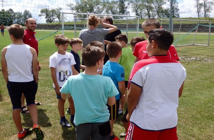 O pitný režim pro děti se postaral sponzorským darem pan Karmazín, který zapůjčil výčepní zařízení a limonádu, kterou si děti mohly samy natočit.