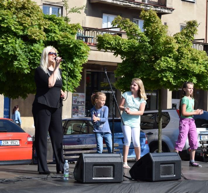 Štětinová předávání cen foto: V. Štětinová zahájení III. ročníku fot. olympiády Český rozhlas Region přivezl do Stochova známé zpěváky Mírové náměstí ve Stochově ožilo ve čtvrtek 13.