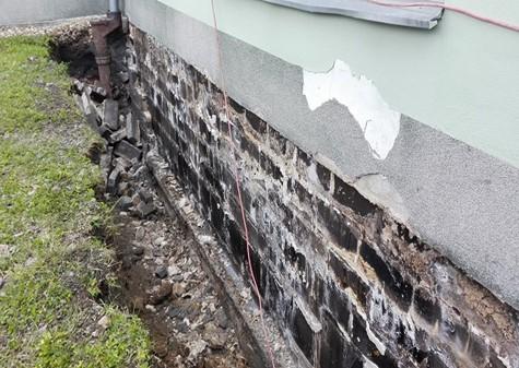 Vzhledem k tomu, že zdivo zvenku budovy i uvnitř stále není suché, musíme jej nechat nějakou dobu odkryté. Po vyschnutí bude odborná firma pokračovat v úpravách.
