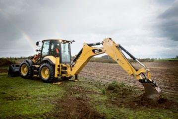 Hydraulický systém s konstantním tlakem a regulací zatížení aktivně přizpůsobuje