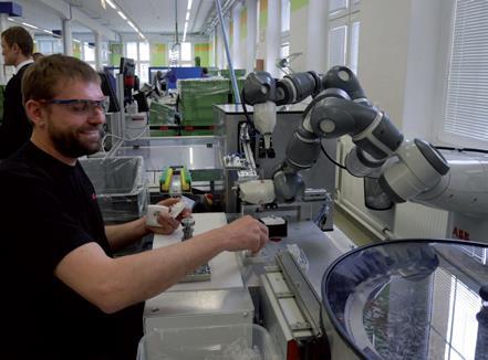 autonomní entity - Průmysloví roboti první