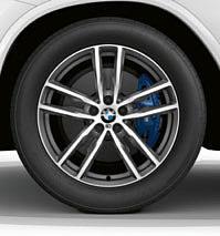 Luxury Line: Přední hliníkové prahové lišty podsvícené a s nápisem BMW Luxury Line Sedadla s černým koženým čalouněním Vernasca Black s kontrastním a specifickým prošíváním; k dispozici jsou také