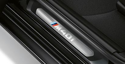 uvnitř zaujmou sportovní sedadla, M kožený volant s řadicími páčkami a exkluzivní označení M40i nebo M40d na přístrojích, krytech prahů a na zadní části vozu.