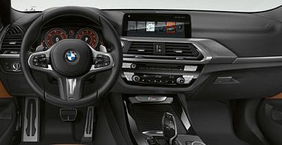 Jakmile se otevřou dveře, exkluzivní prahové lišty s nápisem BMW X4 M40i prozradí sportovní DNA vozu. Osmistupňová převodovka Steptronic Sport nabízí mimořádně sportovní řazení.