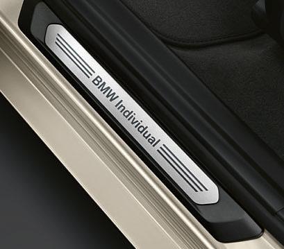 Světlý odstín rozšířeného koženého čalounění BMW Individual Merino v barvě Ivory White (bílá) vyvolává v interiéru