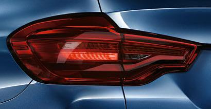 VNITŘNÍ A VNĚJŠÍ FUNKČNÍ VYBAVENÍ. Výbava 32 33 Objevte více s novou aplikací BMW BROCHURES.
