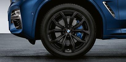 Kompletní sada letních kol s kombinovanými pneumatikami runflat. Přední pneumatiky: 245/40 R21. Zadní: 275/35 R21.