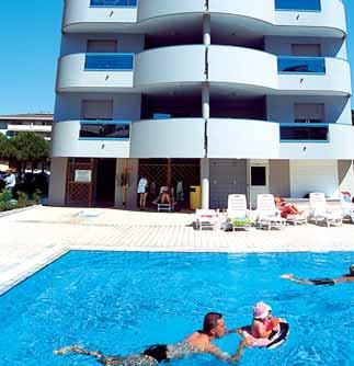 Ubytování: Komfortně vybavené apartmány typu trilo - jedna třílůžková ložnice, jedna ložnice se dvěmi lůžky, obývací pokoj s