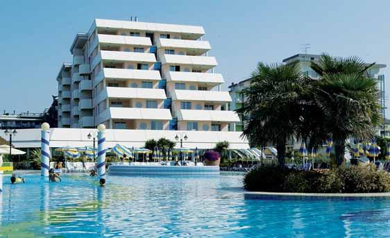 ITÁLIE BIBIONE Aparthotel HOLIDAY **** přímo u pláže plážový servis v ceně snídaně v ceně SAT TV, sejf, balkon, výtah přímo u pláže Poloha: Apartmánový hotel vysoké kvality přímo u pláže v centrální