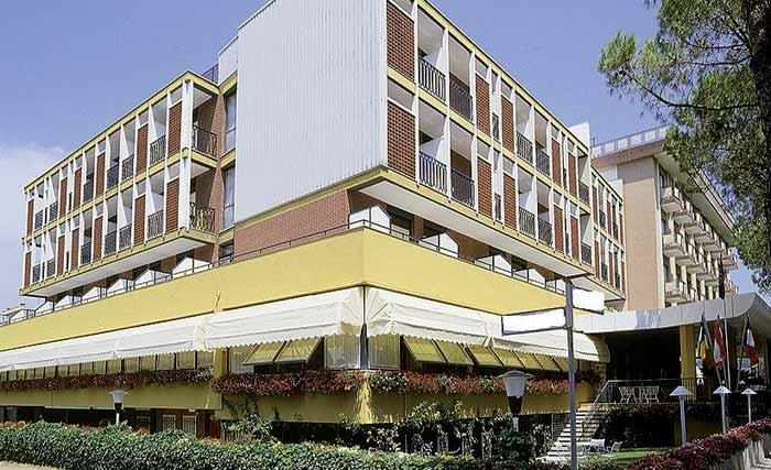 ITÁLIE BIBIONE Hotel LEONARDO DA VINCI *** 80 m od pláže dítě do 2 let na přistýlce pobyt zdarma recepce 24 hodin plážový servis