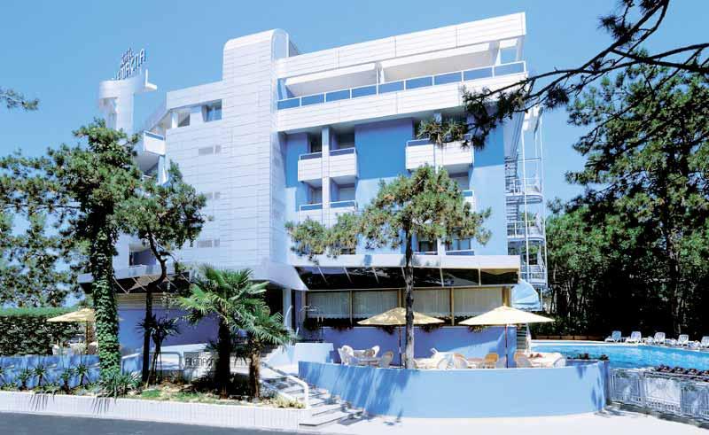 leží 80 m od pláže v centrální části Bibione. Vybavení: Moderní hotel s bazénem leží 80 m od pláže v centrální části Bibione.