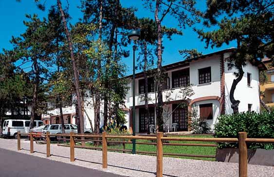 Villaggio GARDEN ITÁLIE LIGNANO 750 m od pláže klidné prostředí SAT TV, sejf zahrada, balkon Poloha: Vily složené ze čtyř apartmánů s velkou zahradou jsou vzdálené