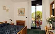 Moderní hotel s bazénem leží 500 m od pláže v části Lignana zvané Pineta.