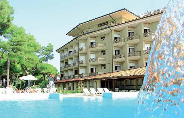 Moderní hotel s bazénem leží 300 m od pláže v části Lignana zvané Sabbiadoro.