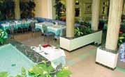 u pláže dítě do 6 let na přistýlce pobyt zdarma  Moderní hotel s bazénem leží u pláže v