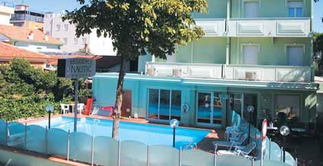 s umyvadlem, sprchou a WC, balkon. Max. obsazení apartmánu 3 osoby. V budově je recepce, klimatizovaná hala, bar a výtah.