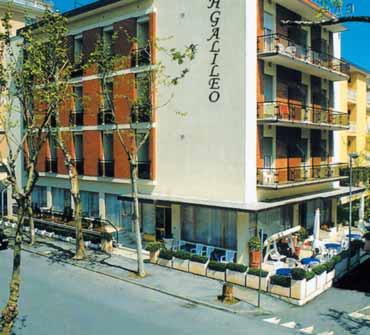 bufetu, večeře výběr z menu + salátový bufet. Pláž: Písčitá pláž 100 metrů od hotelu.