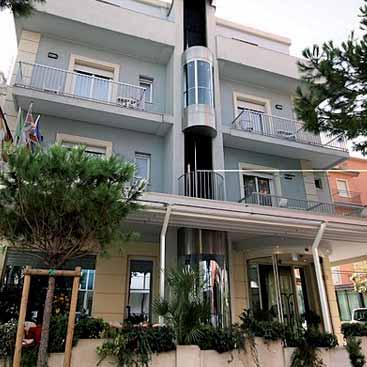ITÁLIE RIMINI Hotel KENEDY *** 150 m od pláže dítě do 4 let na přistýlce pobyt zdarma recepce 24