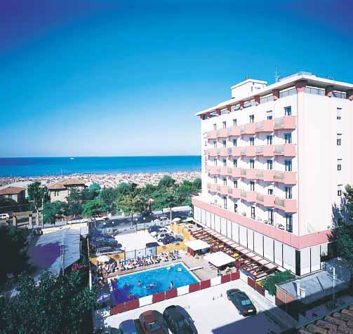 ITÁLIE RIMINI Hotel DUE MARI **** přímo u pláže polopenze v ceně bazén dítě do 3 let