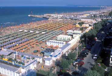 V Riccione naleznete největší vodní park v Itálii Aquafan a velký zábavní park s delfináriem. V blízkém sousedícím Miramare di Rimini naleznete dětský zábavný park Fiabilandia a Lunapark.