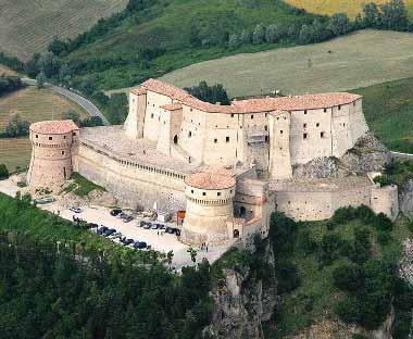 Montegridolfo Hrad s dávnou historií, o který díky své výborné strategické poloze sváděli po dlouhá staletí boje rody Malatestů a Montefeltrů.