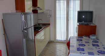 Ubytování: K dispozici jsou apartmány typu trilo - dvě dvoulůžkové ložnice,