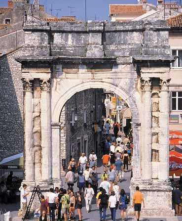 RABAC Kdysi malá rybářská vesnice se stala v posledních letech vyhledávaným cílem turistů. Leží u mořské zátoky na zalesněných svazích s bujnou vegetací.