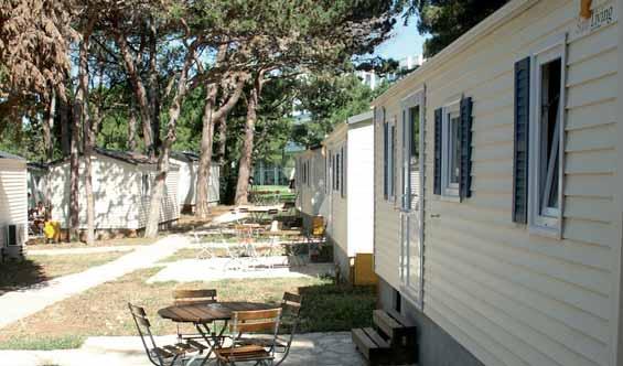 Hotel DELFIN ** oblíbený hotel Mobil home MATERADA * Poloha: Moderní hotelový komplex je umístěn na slunečném poloostrově, v parku uprostřed zeleně, nedaleko od pláže v oblasti
