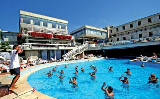 Vybavení: Parkování ve stínu, možnost stravování v restauraci a la carte v areálu kempu, obchod (300 m), za poplatek proná- CHORVATSKO POREČ oblíbený hotel, kam se klienti rádi