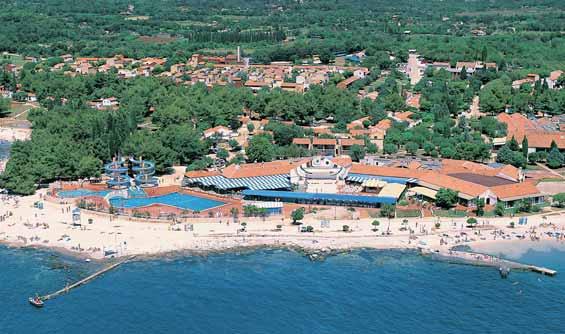 Bungalovy VILLAS RUBIN ** CHORVATSKO ROVINJ výhodná poloha u pláže polopenze formou bufetu bazény s tobogány Poloha: Turistické středisko ve stylu staré istrijské vesnice se nachází asi 3 km od
