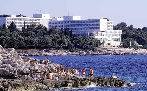 CHORVATSKO PULA Hotel BRIONI ** Poloha: Hotelový komplex Brioni nacházející se na poloostrově Verudela, vzdálený 4 km od historického centra měta Pula, se nachází přímo u terasovité, skalnaté pláže.