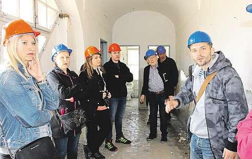 Megalomanská nemocnice duchů, kdysi honosná Wieserova vila nebo zapomenuté kino v císařské zbrojnici se rozpadají, aniž by dovolily nahlédnout do svých útrob.