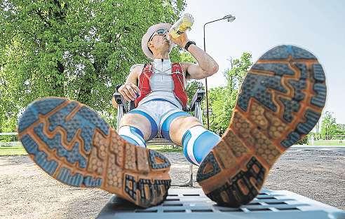 44 18. května 2018 Česká republika Ve Františkových Lázních se třebíčský ultramaratonec Štěpán Dvořák zastavil usochy Františka. Vtuchvíli měl za sebou teprve tři apůl hodiny běhu.