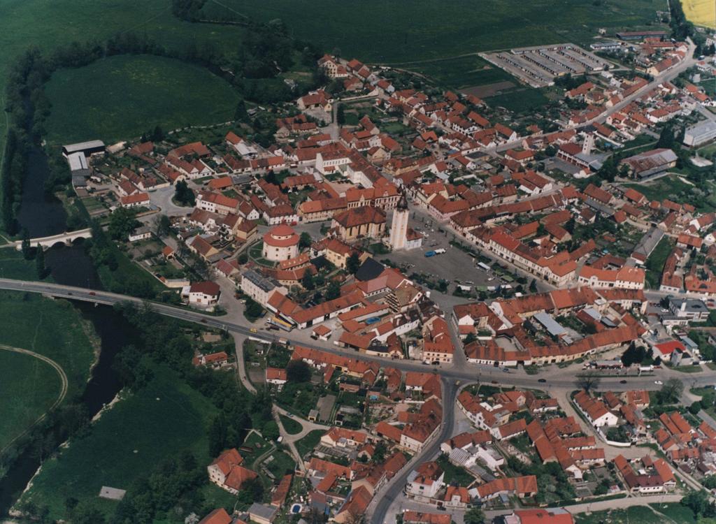 NÁVRH ZADÁNÍ REGULAČNÍHO PLÁNU MĚSTA DOBŘANY MALÁ STRANA POŘIZOVATEL: DATUM ZPRACOVÁNÍ NÁVRHU ZADÁNÍ: ZPRACOVATEL: OPRÁVNĚNÁ ÚŘEDNÍ OSOBA: MĚSTSKÝ ÚŘAD DOBŘANY STAVEBNÍ