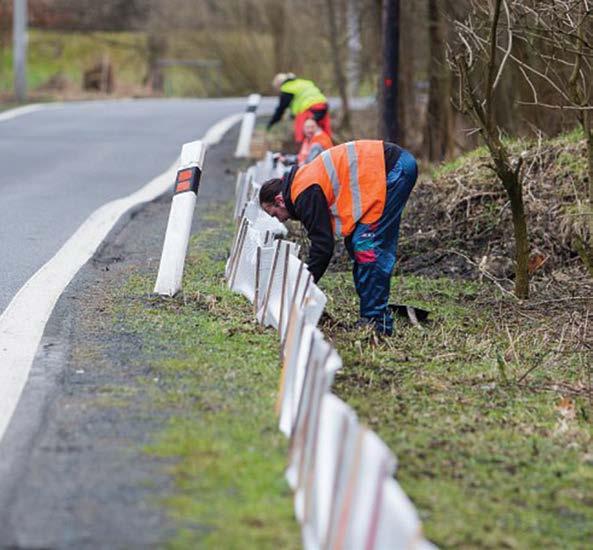stavba bariér pro obojživelníky, foto: Jablonecký deník Realizované záchranné transfery Realizovali jsme 2 záchranné transfery obojživelníků přes rizikové komunikace v lokalitách Lukášovská Liberec,