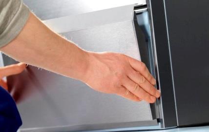 Elektrická přípojka 24.1 Elektrický přívod Nebezpečí Smrtelné nebezpečí - některé díly stroje jsou pod napětím!