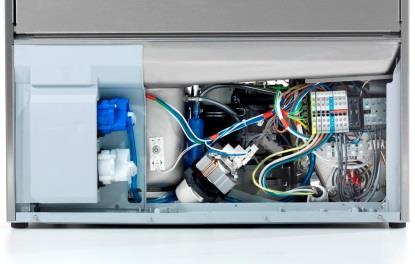 UC-S: sejměte navíc pravý boční kryt. Sejměte kryt (1) elektroinstalačního prostoru. Zaveďte přívodní kabel na zadní straně stroje a protáhněte ho dopředu k připojovacím svorkám.