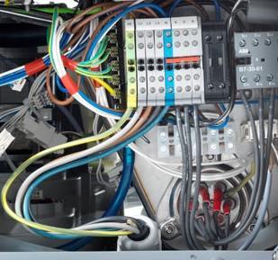 Přívodní kabel v souladu se schématem zapojení na svorky PE až N. Dodržujte schéma zapojení zobrazené na krytu elektroinstalačního prostoru.