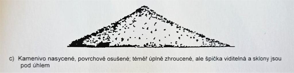 Obr. 14 Povrchově osušené jemné kamenivo [23] Povrchové osušení jemného kameniva probíhá rozložením kameniva do jedné vrstvy, kde se nechá rovnoměrně osoušet horkým vzduchem.