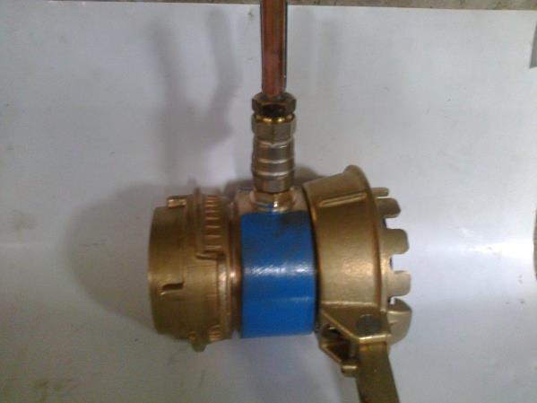 Vzorkovací ventil se připevní na spodní ventil nádrže.