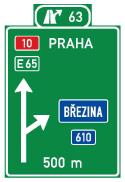 Označení křižovatky Značka informuje zpravidla na dálnici a silnici pro motorová vozidla o blížící se mimoúrovňové křižovatce s jinou pozemní komunikací a o jejím čísle.