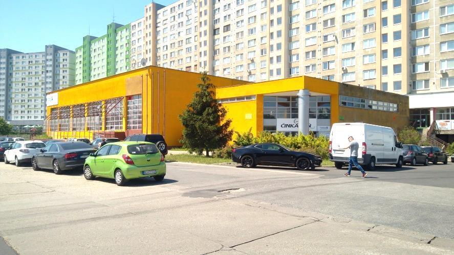 Informácia o objekte športovej haly Znievska 1/a V objekte športovej haly je vytvorené fitness centrum, boxerská miestnosť, stolno-tenisová miestnosť, miestnosť na aerobic, požičovňa športového