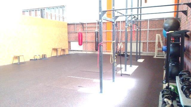 Nosnú konštrukciu tvorí skelet ZIPP, strop je zo sedlových predpätých strešných panelov.