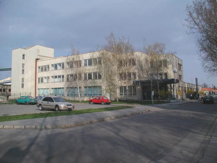 Levice Sládkovičova 24 8 Budova sa nachádza v zastavanom území mesta Levice. Objekt má jedno podzemné a tri nadzemné podlažia.